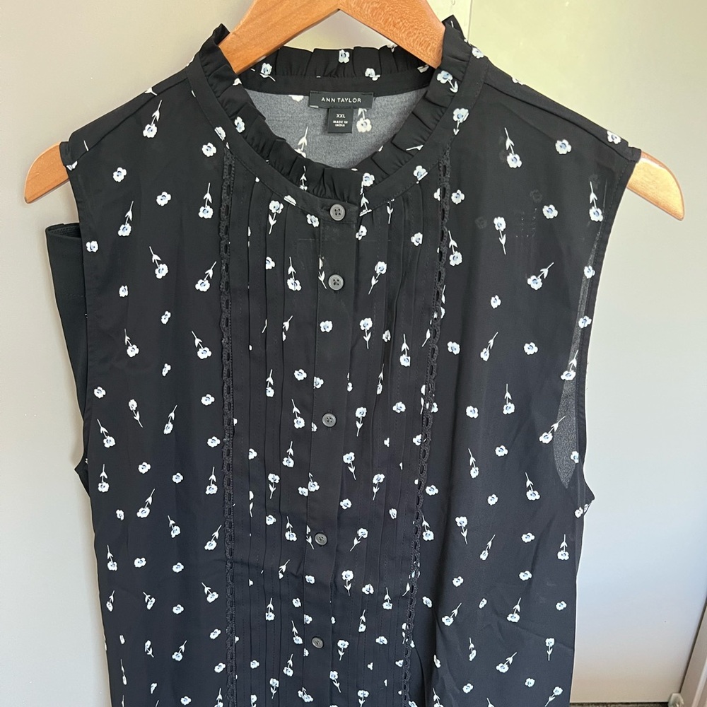 Ann Taylor Top with Plea Detailing Black XL
